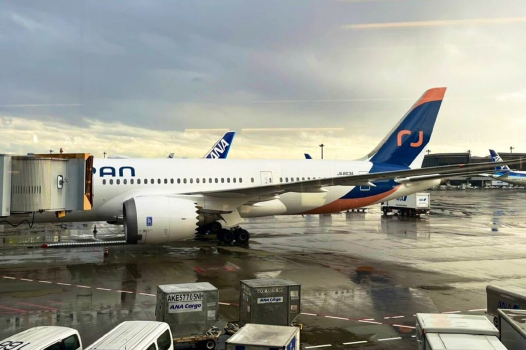 ANA discontinues AirJapan brand, posts record revenue